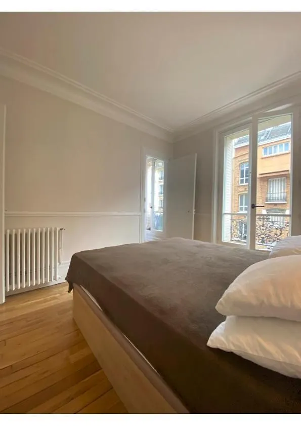 Sunny Bastille-Roquette Paris Apartment