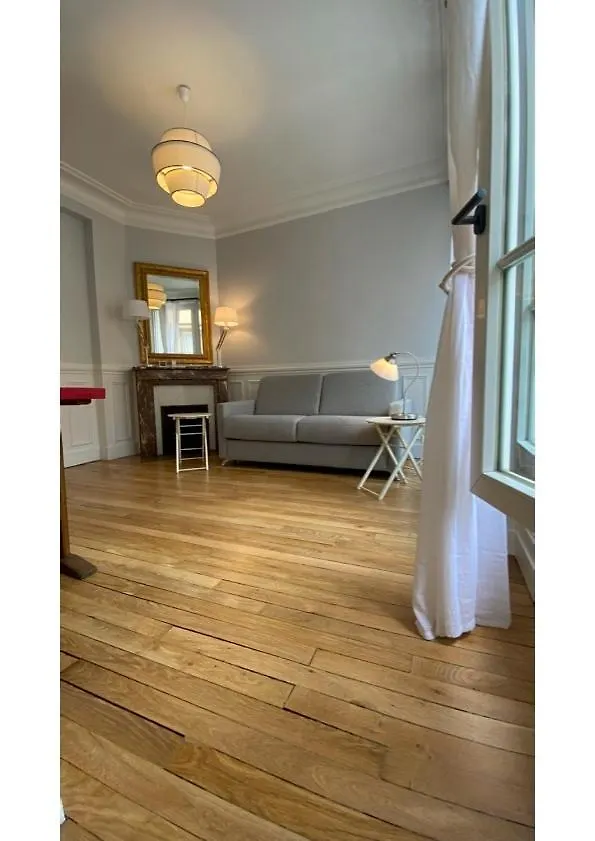 Sunny Bastille-Roquette Paris Apartment